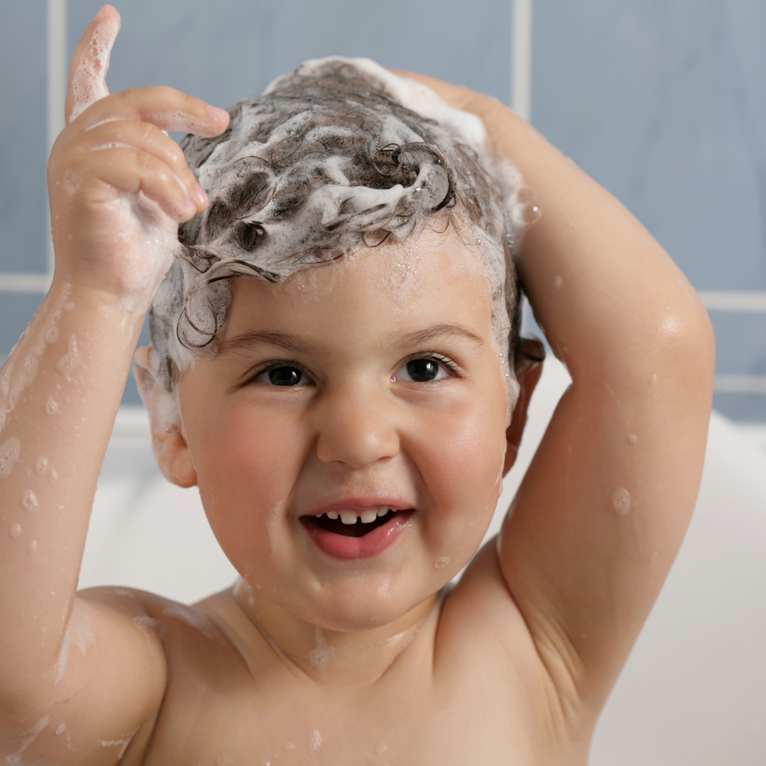 Kleinkind in der Badewanne mit sprudelndem Haar