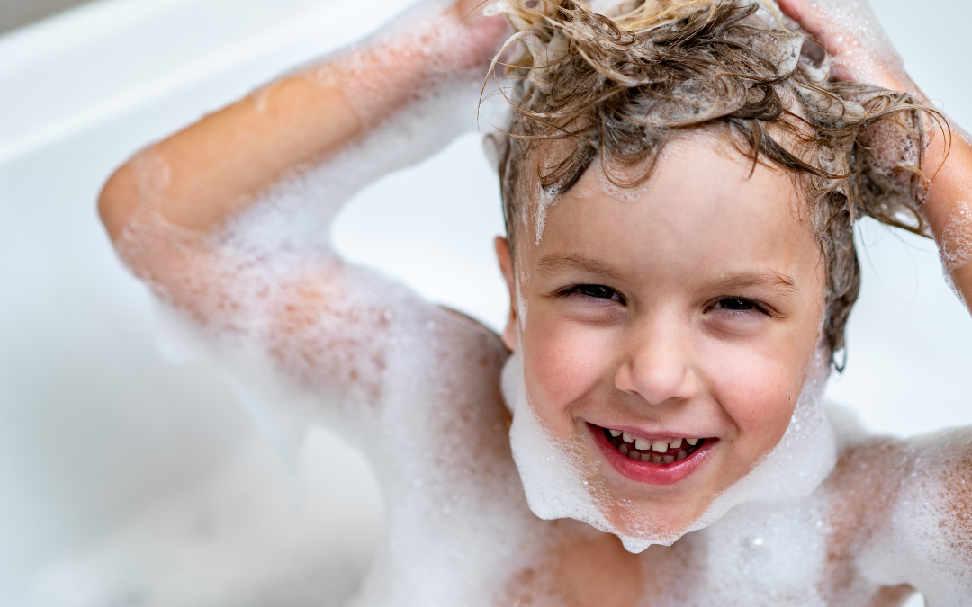 Haare waschen bei Kindern: Praktische Tricks für Eltern
