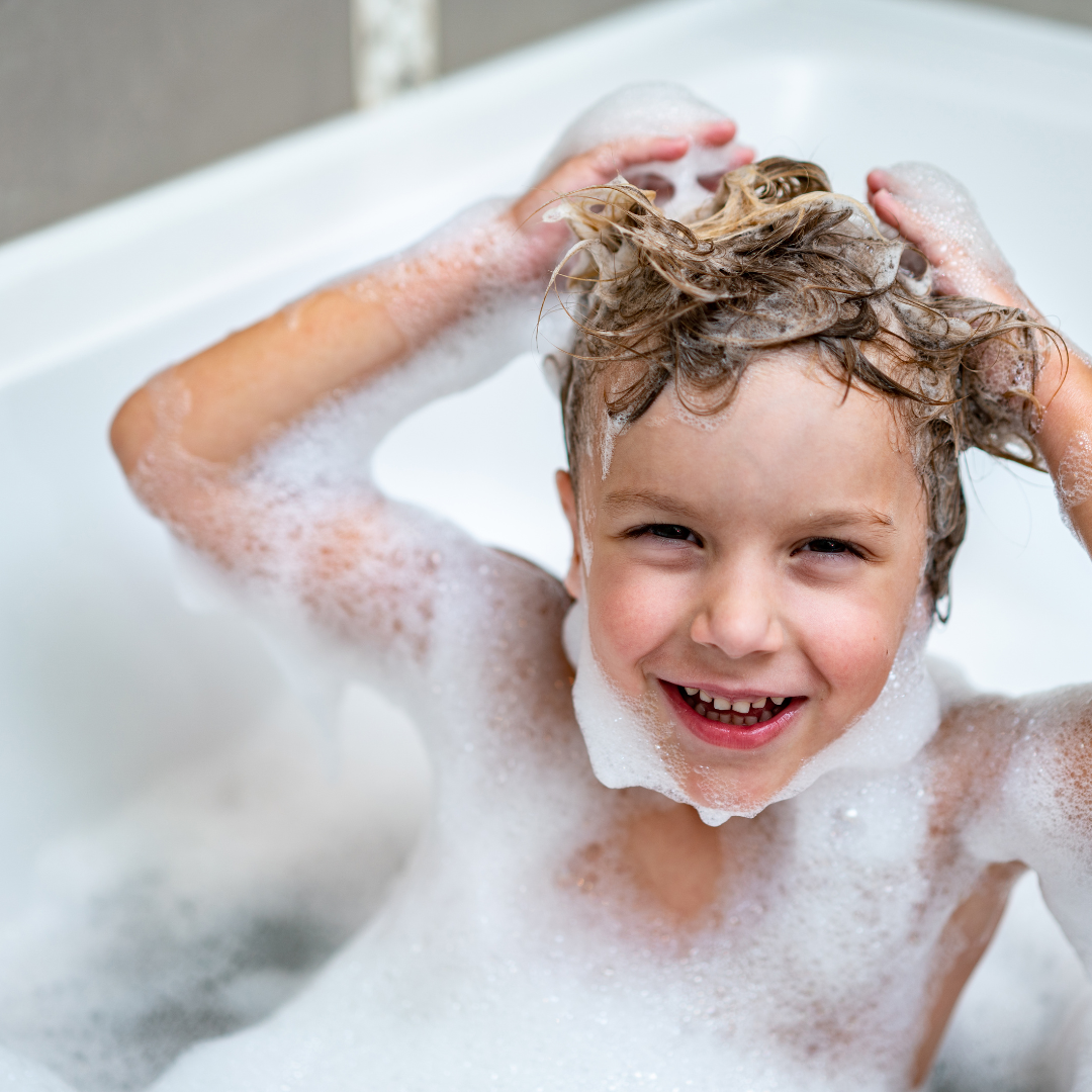Haare waschen bei Kindern: Praktische Tricks für Eltern