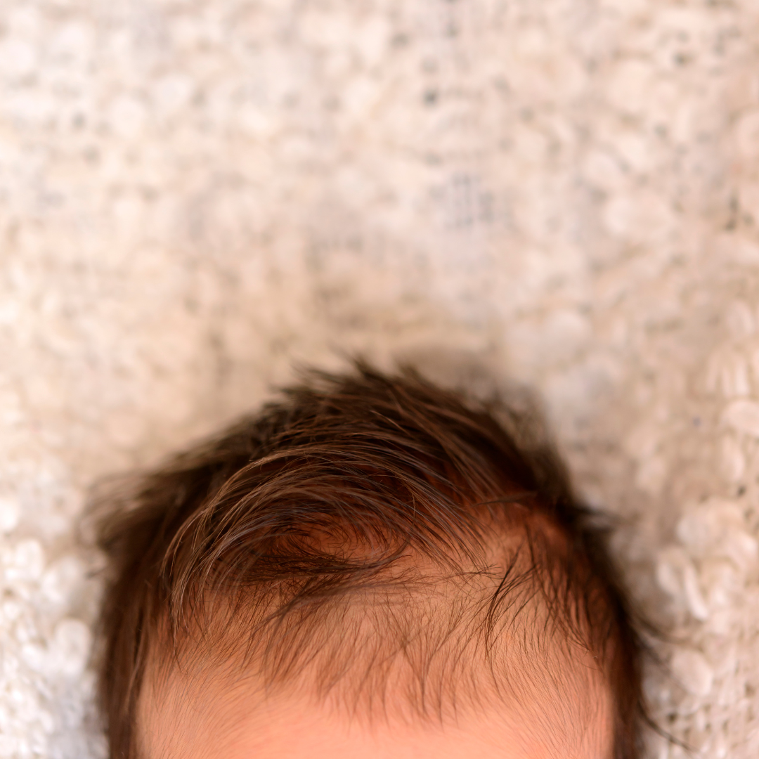 Neugeborenes flauschiges Haar