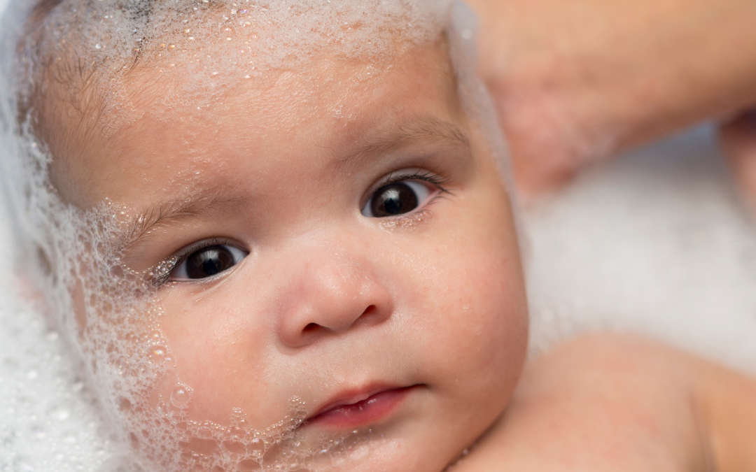 Baby baden leicht gemacht: Tipps für ein entspanntes Bad