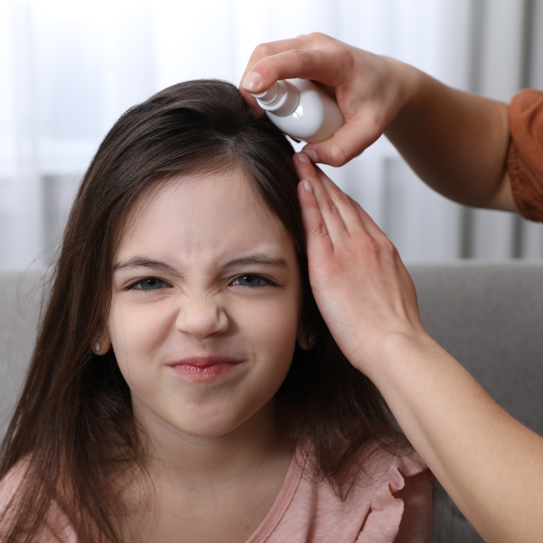 ein junges Mädchen, das sich die Haare bürsten lässt 