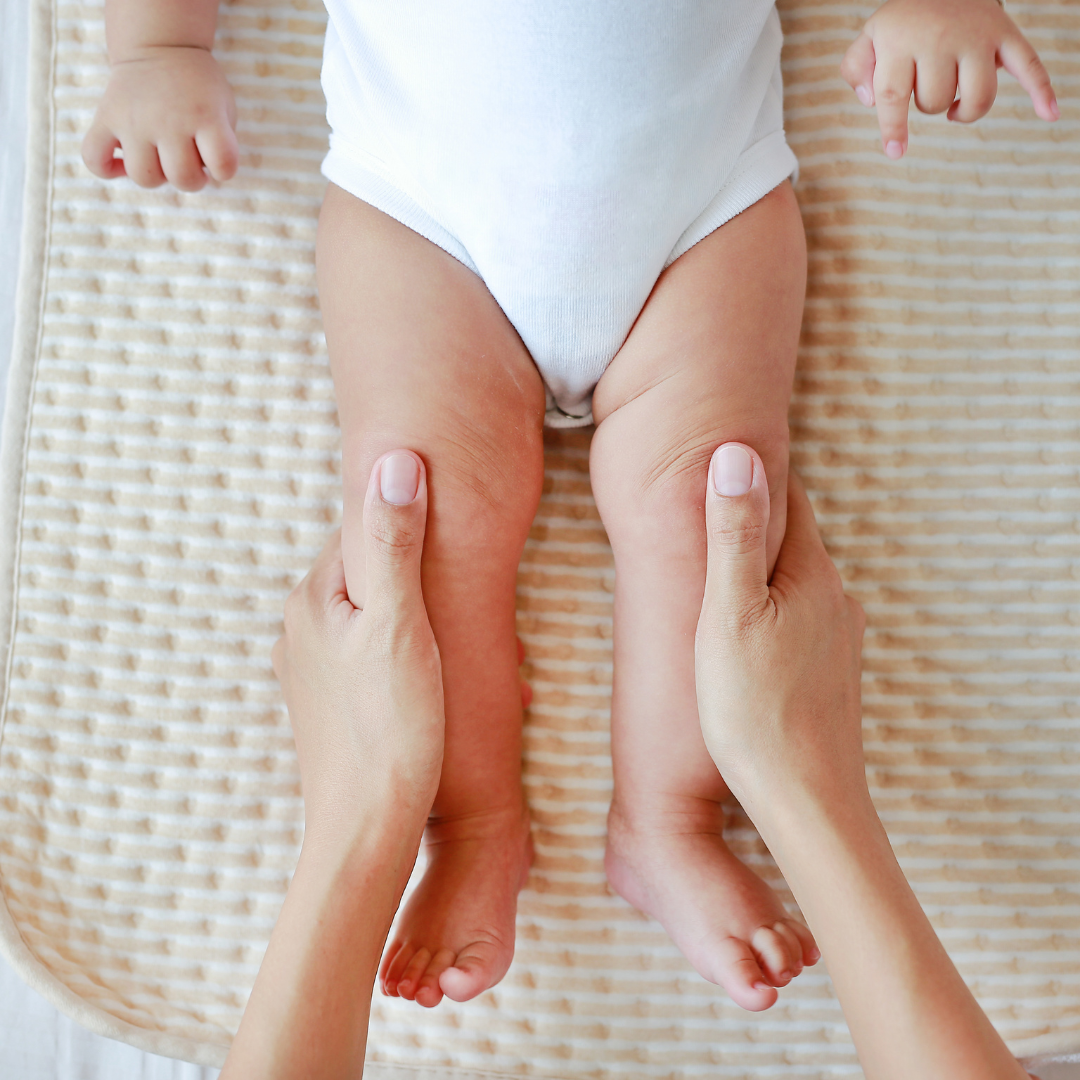 Babymassage: Zärtliche Berührungen für dein Baby